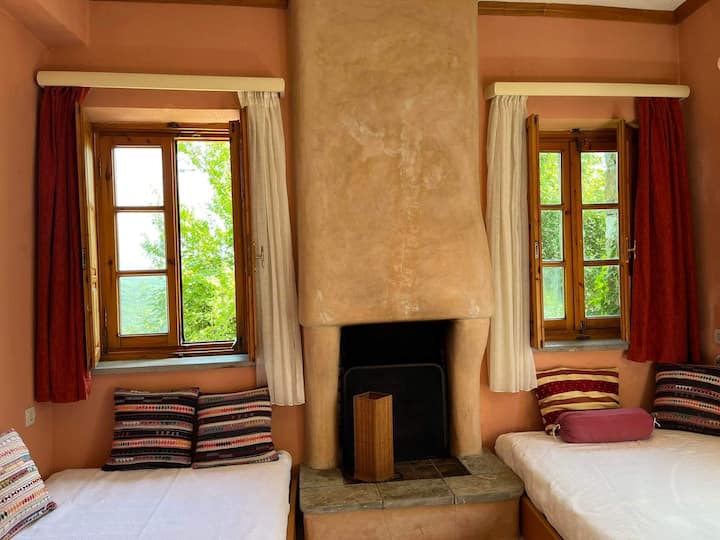 Ქირავდება ოთახი 1 სართულზე