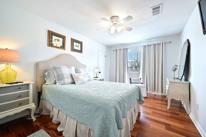 二楼的标准双人床卧室，带步入式衣柜。