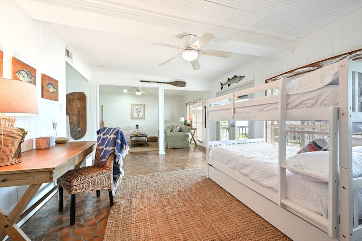 一楼设有双层床和书桌。 这里还有通往湖泊的通道。 