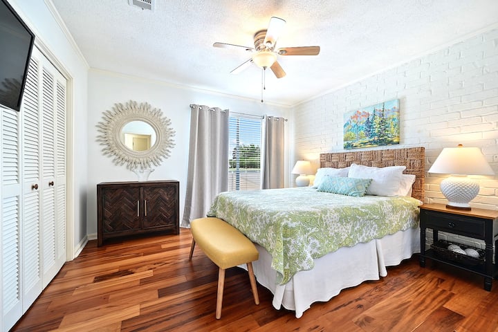 标准双人床卧室2楼，带双门衣柜。 