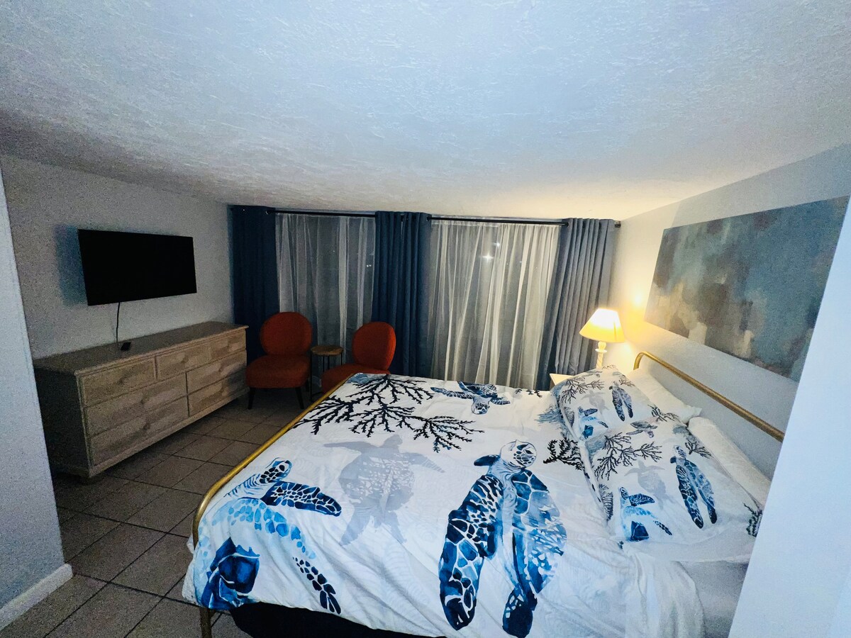 Двойно легло, кът за сядане и плъзгащи се врати към задния вътрешен двор и достъп до асансьора. 