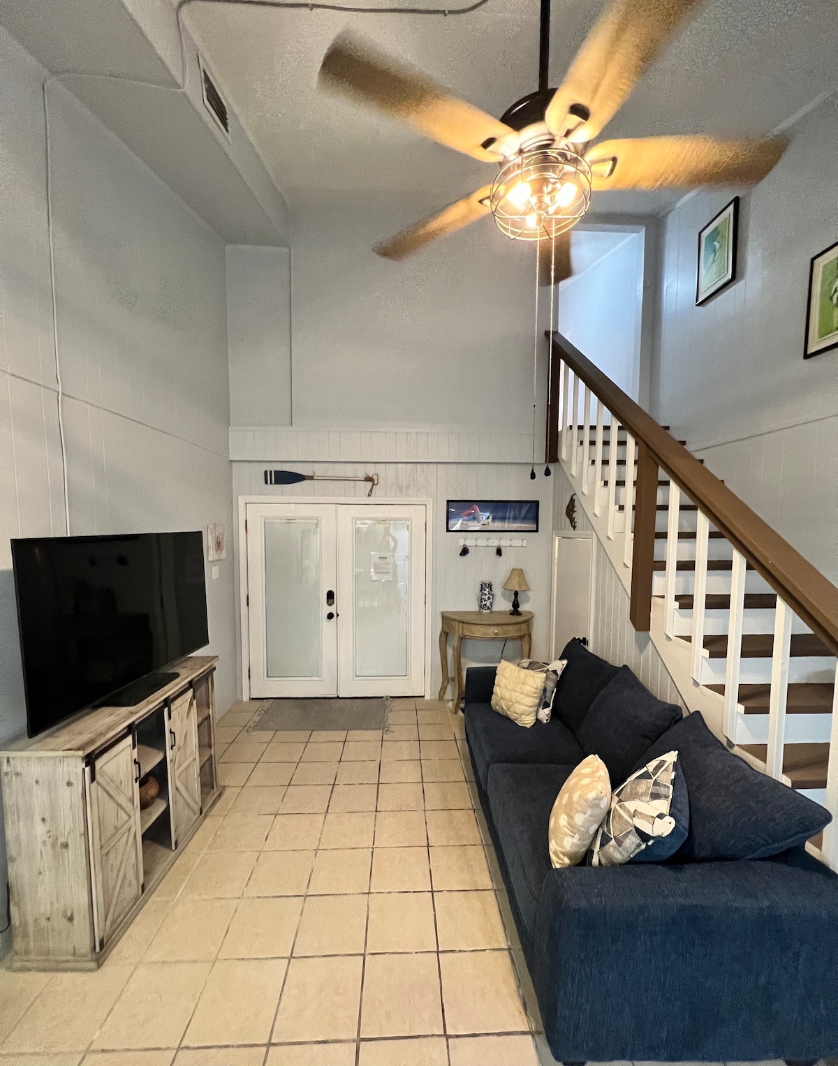 Всекидневната разполага със спален диван с излаз на двойно легло