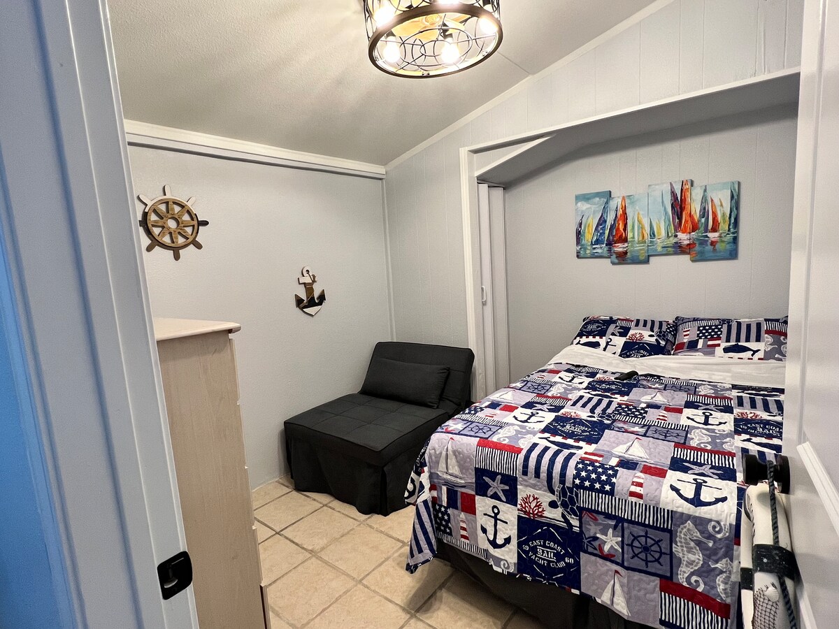 Пълноразмерно легло и единичен спален стол - в тази стая могат да се настанят 3 души.