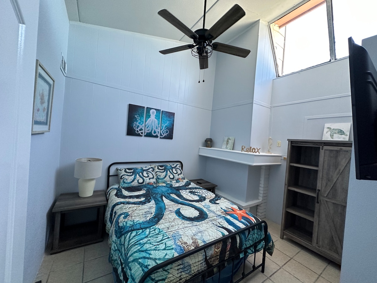 Голямо удобно двойно легло с гардероб и дрешник.