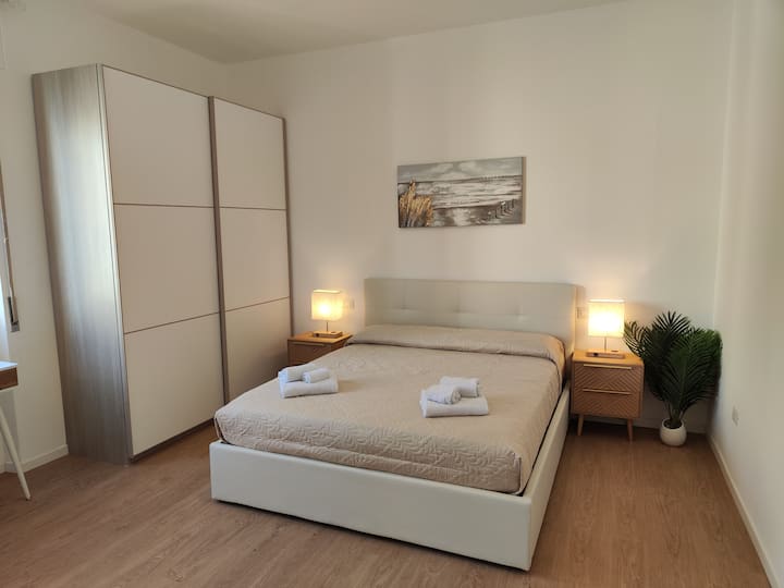 Rum 3, är mycket rymligt (ca 20 kvm), har luftkonditionering, en 65-tums ultratunn 4k TV, stor garderob och kassaskåp. Abajour har trådlös laddning och USB-uttag för att ladda smartphones