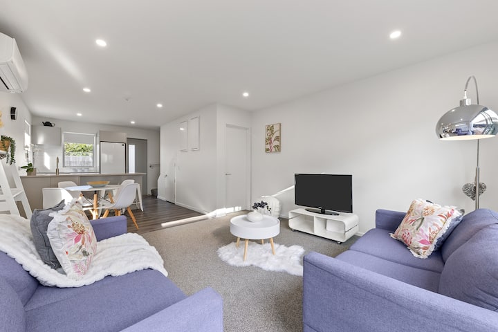 2 Bedroom House, Amazing Location + 2 Carparks - Christchurch
