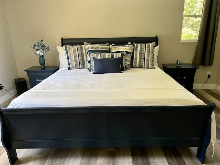Dormitorio principal con cama tamaño king