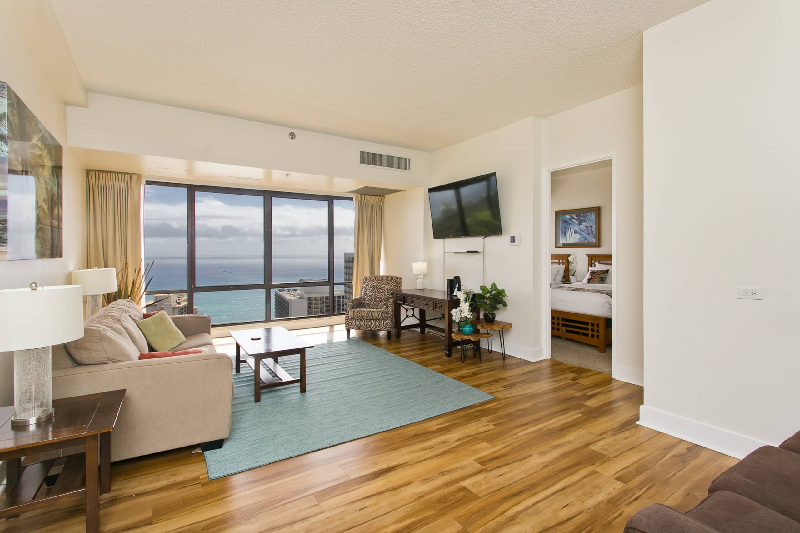 Condo in Honolulu · ★4.86 · 2 bedrooms · 4 beds · 2 private baths - Image 3