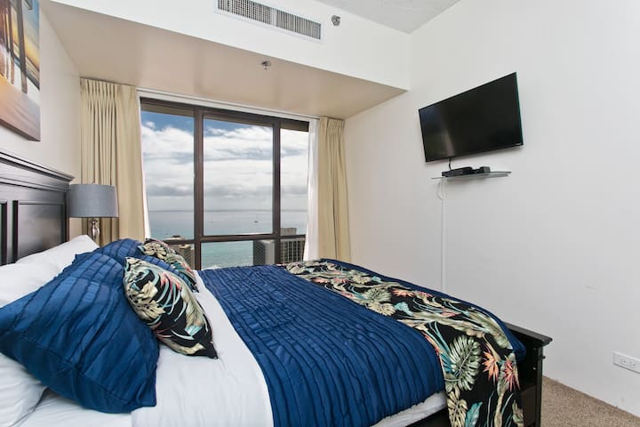 Ocean Views! Walk to Beach Free Parking & WIFI