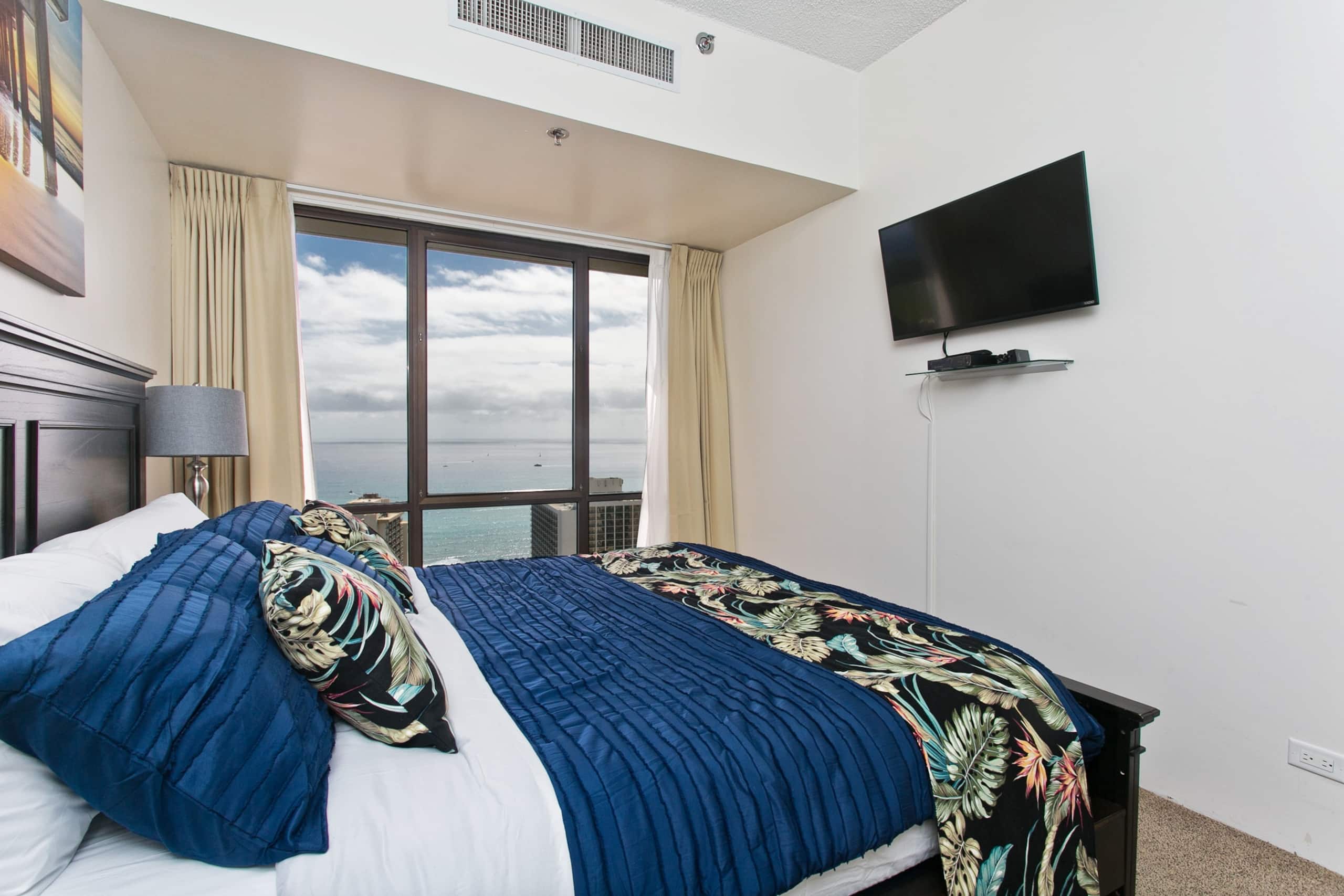 Condo in Honolulu · ★4.86 · 2 bedrooms · 4 beds · 2 private baths - Image 1