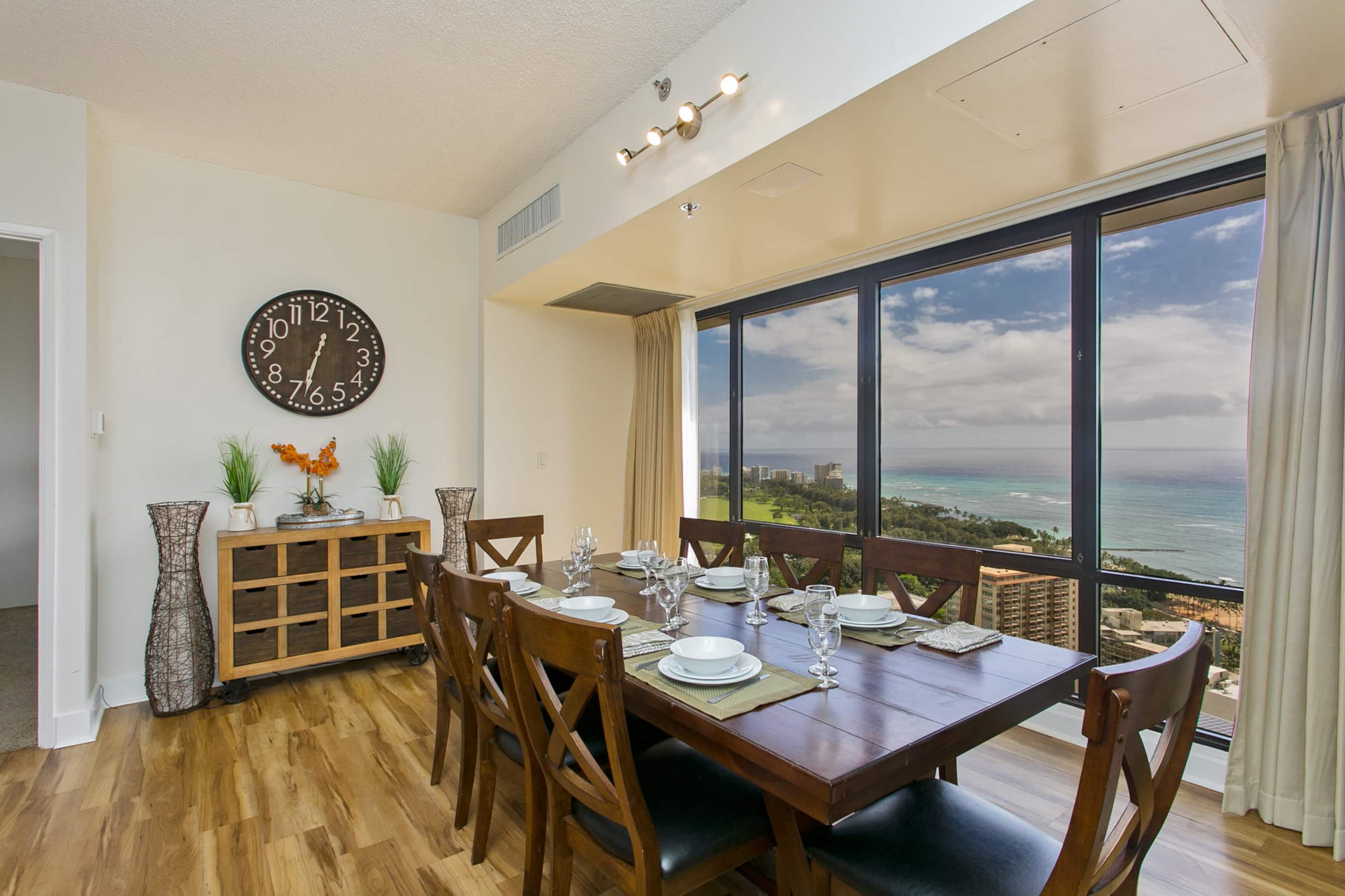Condo in Honolulu · ★4.86 · 2 bedrooms · 4 beds · 2 private baths - Image 8