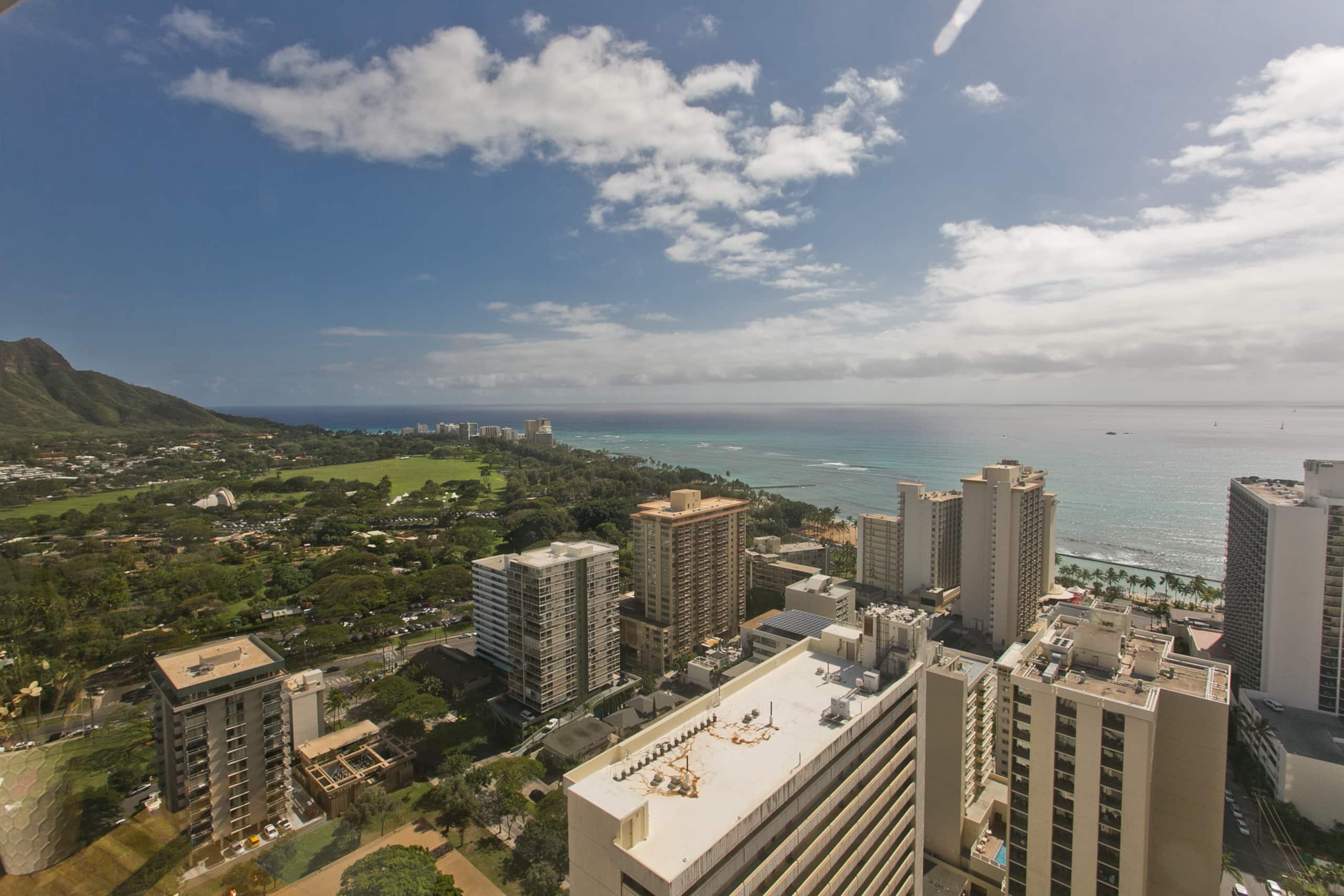 Condo in Honolulu · ★4.86 · 2 bedrooms · 4 beds · 2 private baths - Image 16