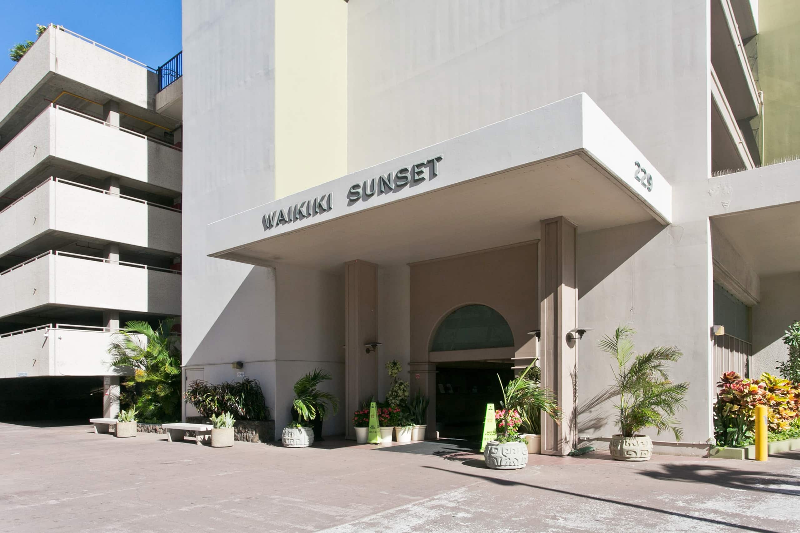 Condo in Honolulu · ★4.86 · 2 bedrooms · 4 beds · 2 private baths - Image 13