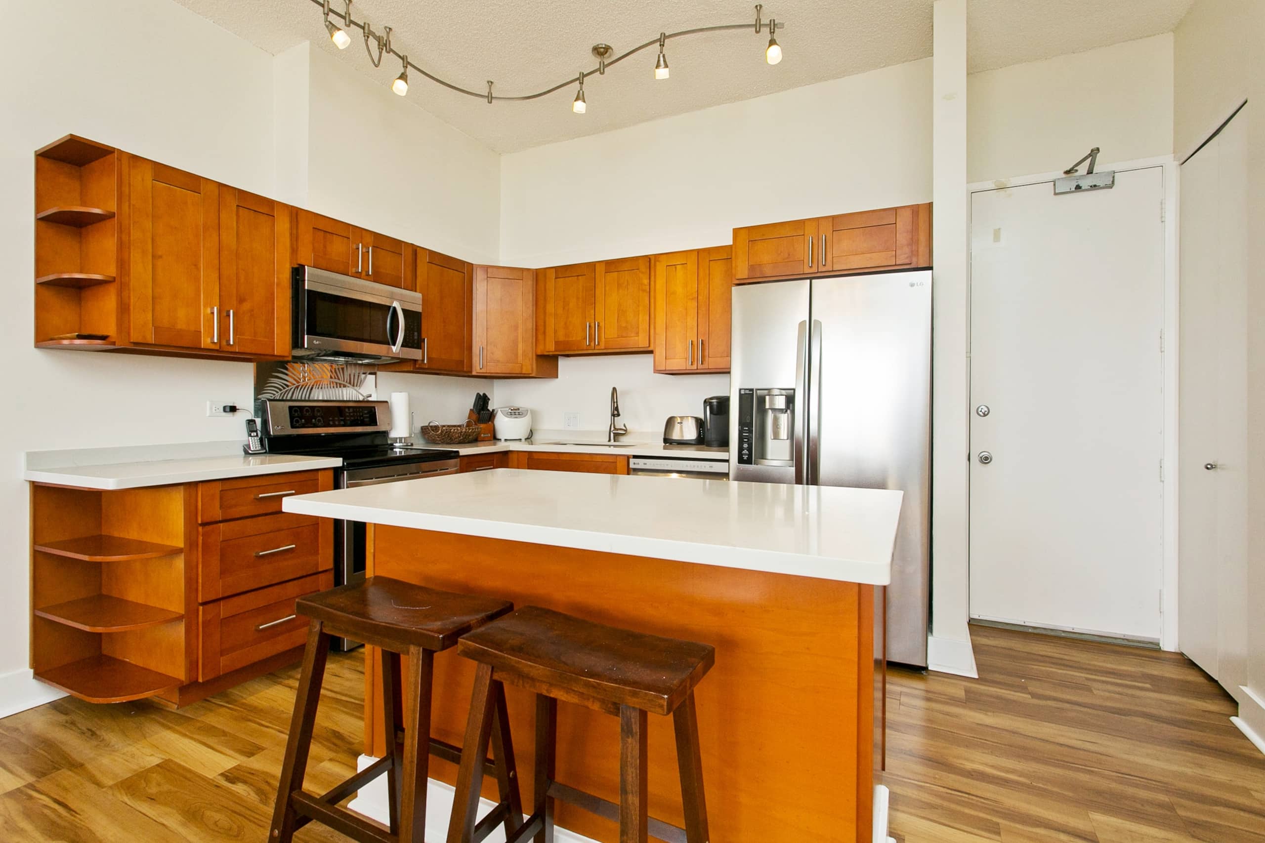Condo in Honolulu · ★4.86 · 2 bedrooms · 4 beds · 2 private baths - Image 6