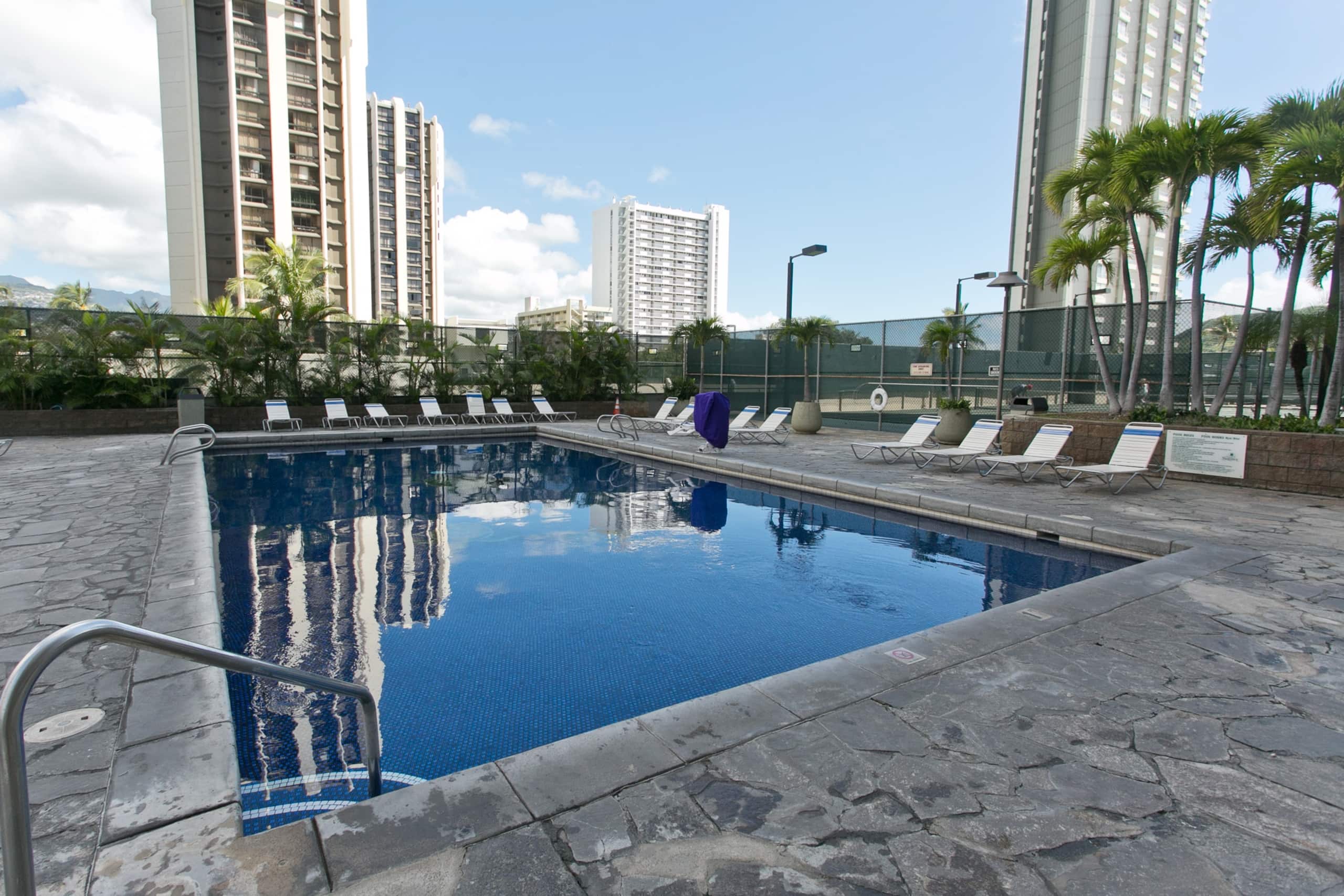 Condo in Honolulu · ★4.86 · 2 bedrooms · 4 beds · 2 private baths - Image 15