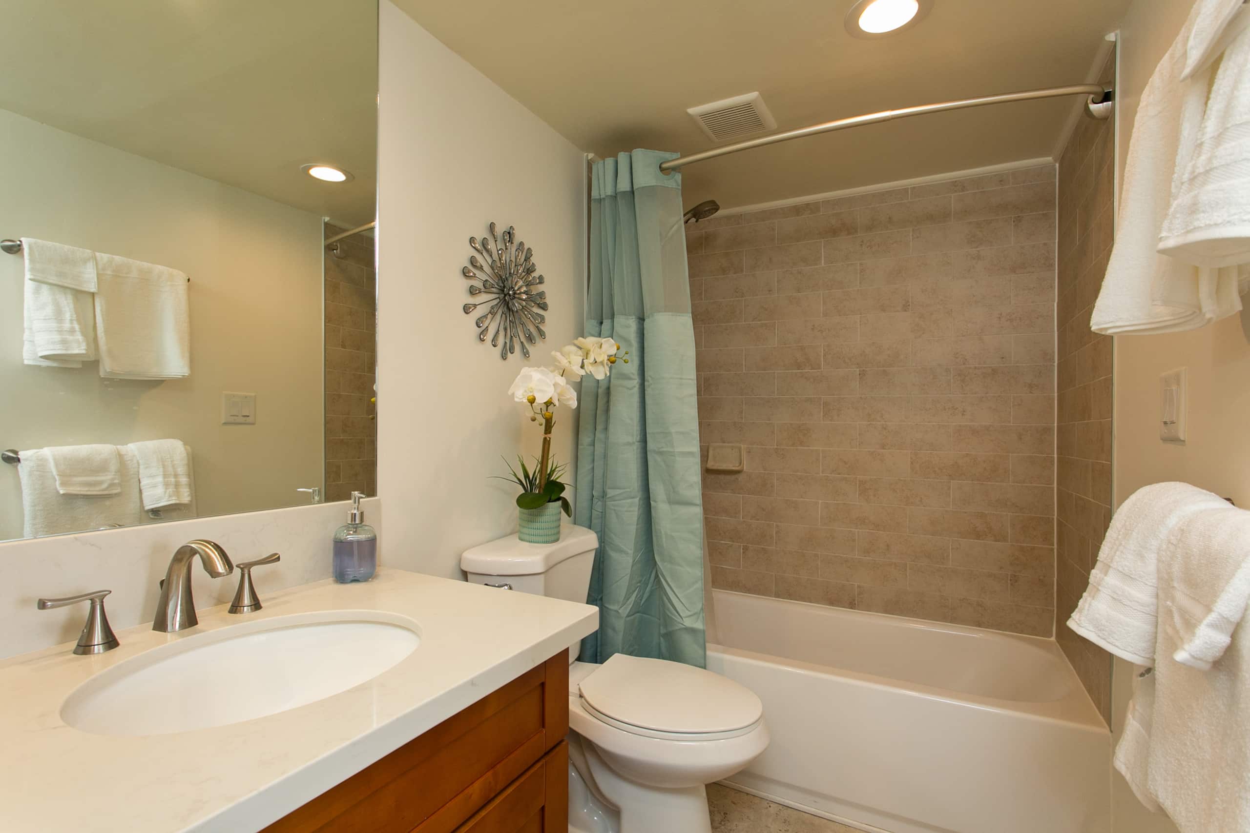 Condo in Honolulu · ★4.86 · 2 bedrooms · 4 beds · 2 private baths - Image 10