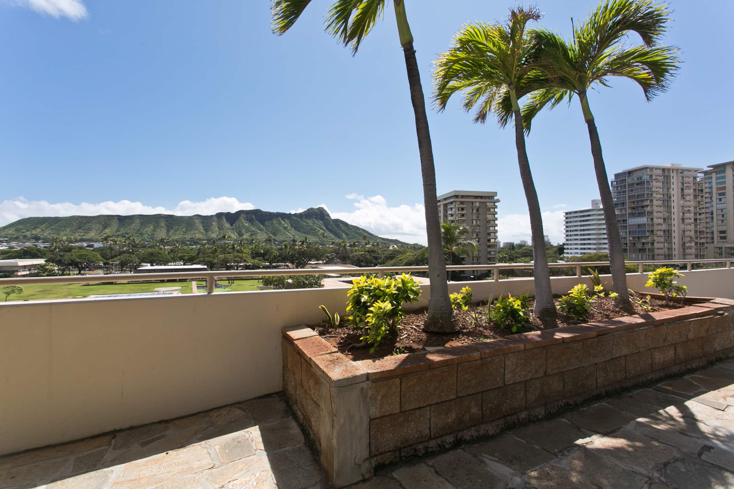 Condo in Honolulu · ★4.86 · 2 bedrooms · 4 beds · 2 private baths - Image 14