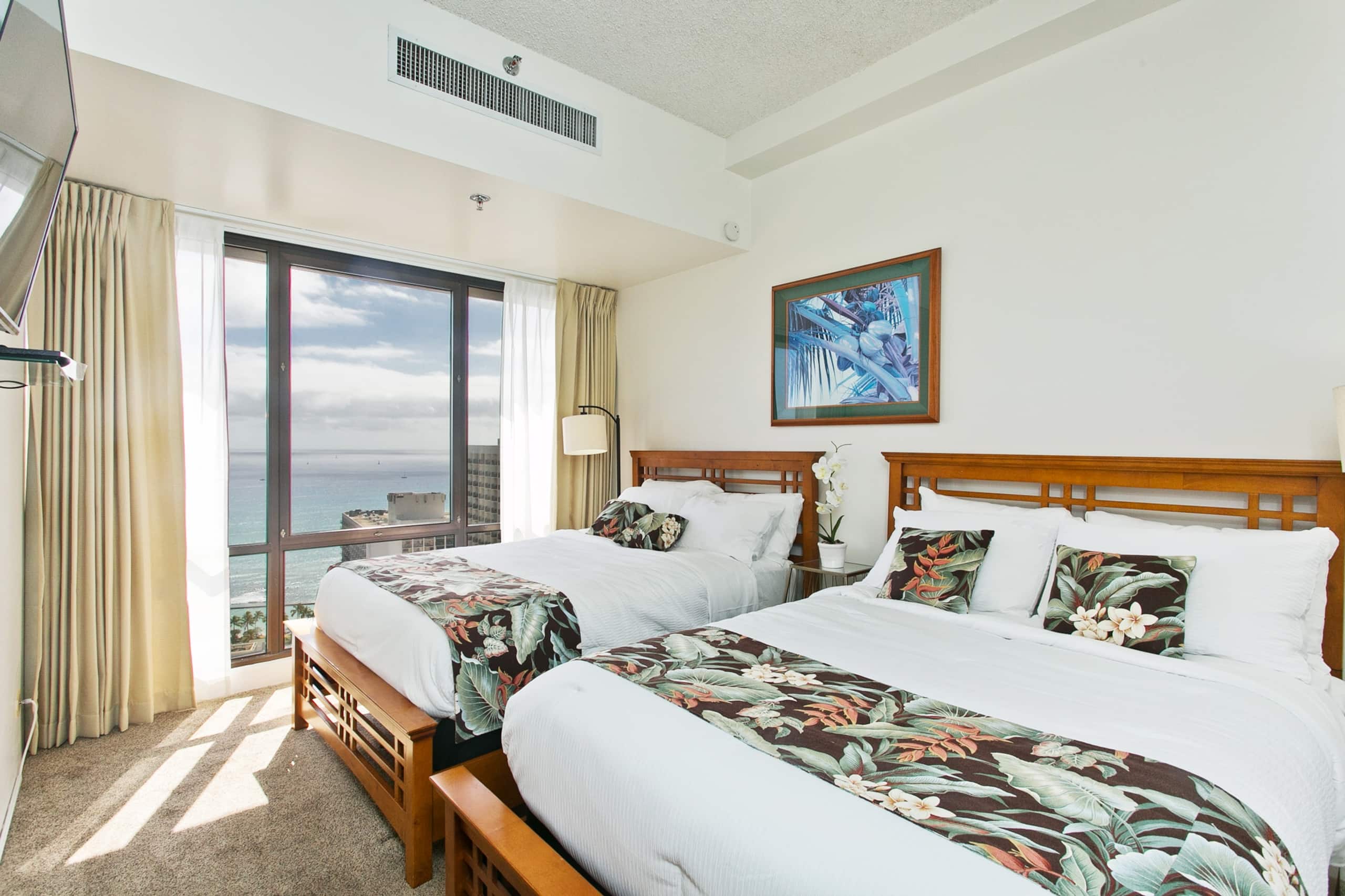 Condo in Honolulu · ★4.86 · 2 bedrooms · 4 beds · 2 private baths - Image 2