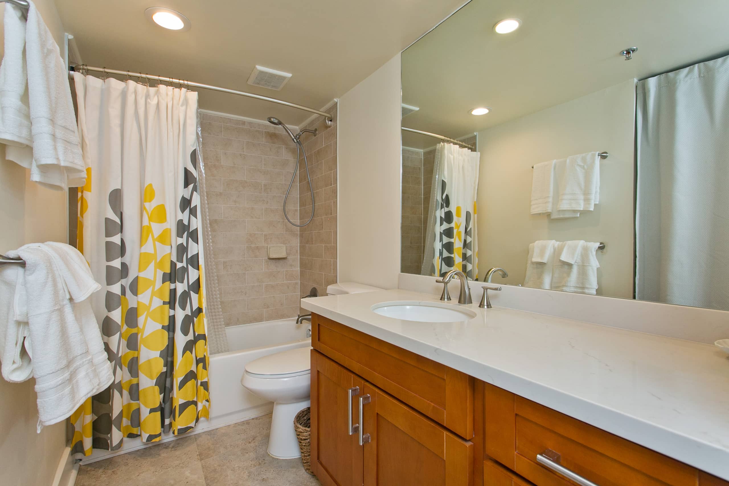 Condo in Honolulu · ★4.86 · 2 bedrooms · 4 beds · 2 private baths - Image 11