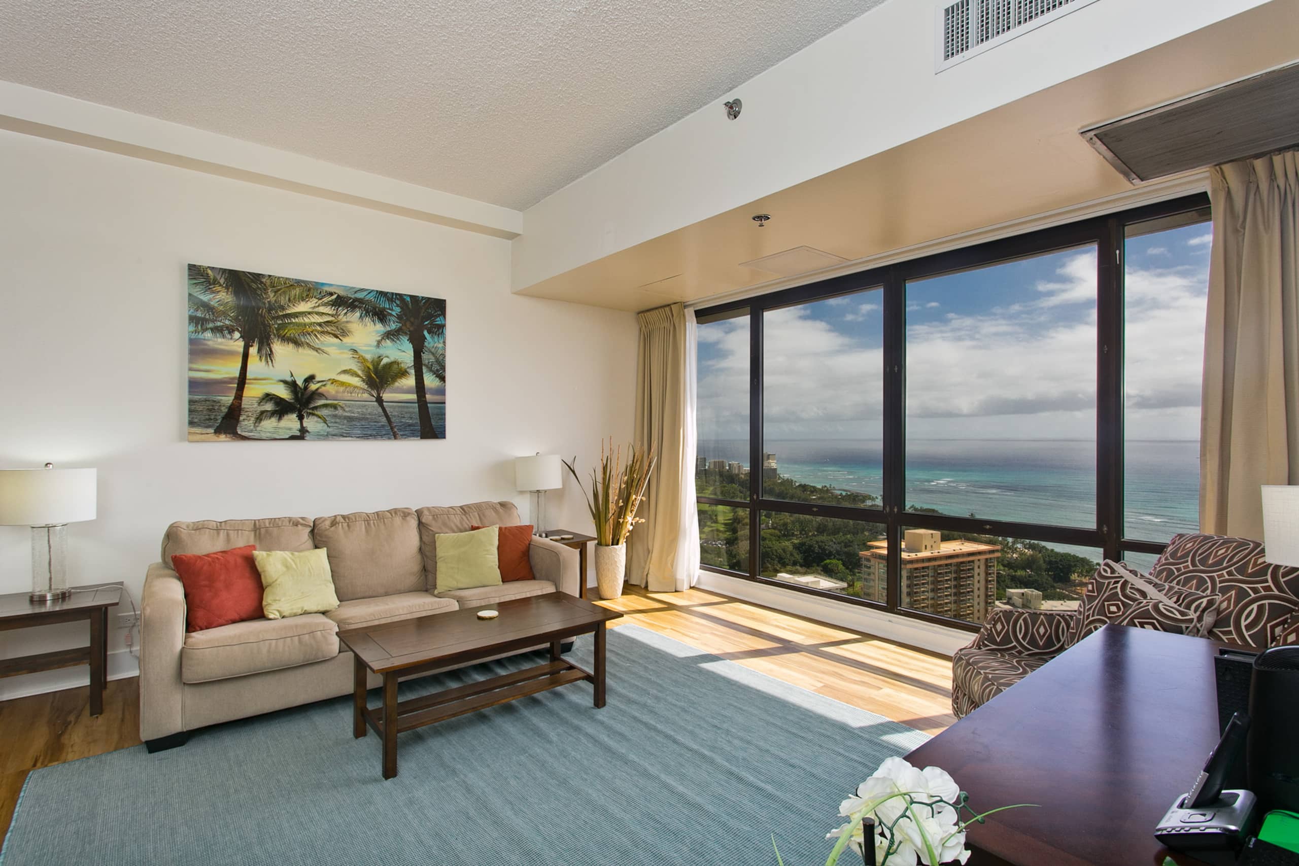 Condo in Honolulu · ★4.86 · 2 bedrooms · 4 beds · 2 private baths - Image 4