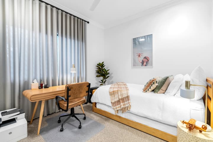 غرفة نوم ثالثة مع سرير كينج مفرد وملك متحرك (يمكن إزالة مكتب العمل عن بعد والكرسي أو تضمينهما عند الطلب) منظر رائع لنطاقات McAlister