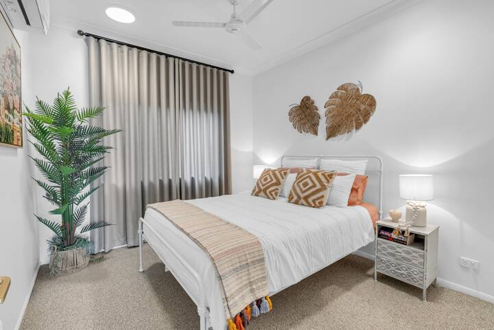 غرفة نوم ثانية بسرير بحجم كوين وخزانات ملابس