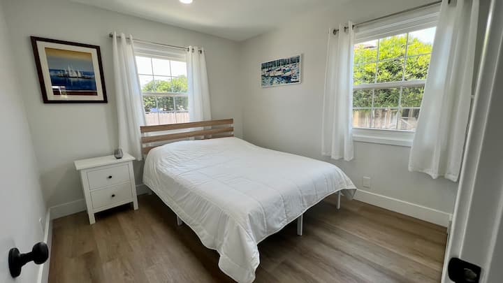 Chambre avec salle de bain à l'intérieur
Lit queen size 
Surmatelas
Draps 100 % coton
Placard 
Ventilateur de plafond 