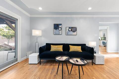 Jane's Home (RI) | Walkable 3b2b House Yard+AC
