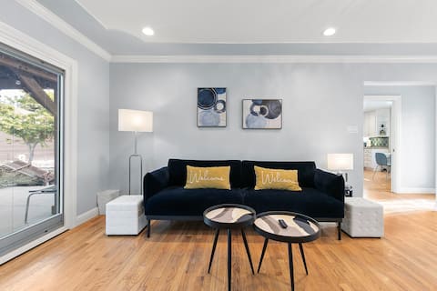 Jane's Home (RI) | Walkable 3b2b House Yard+AC