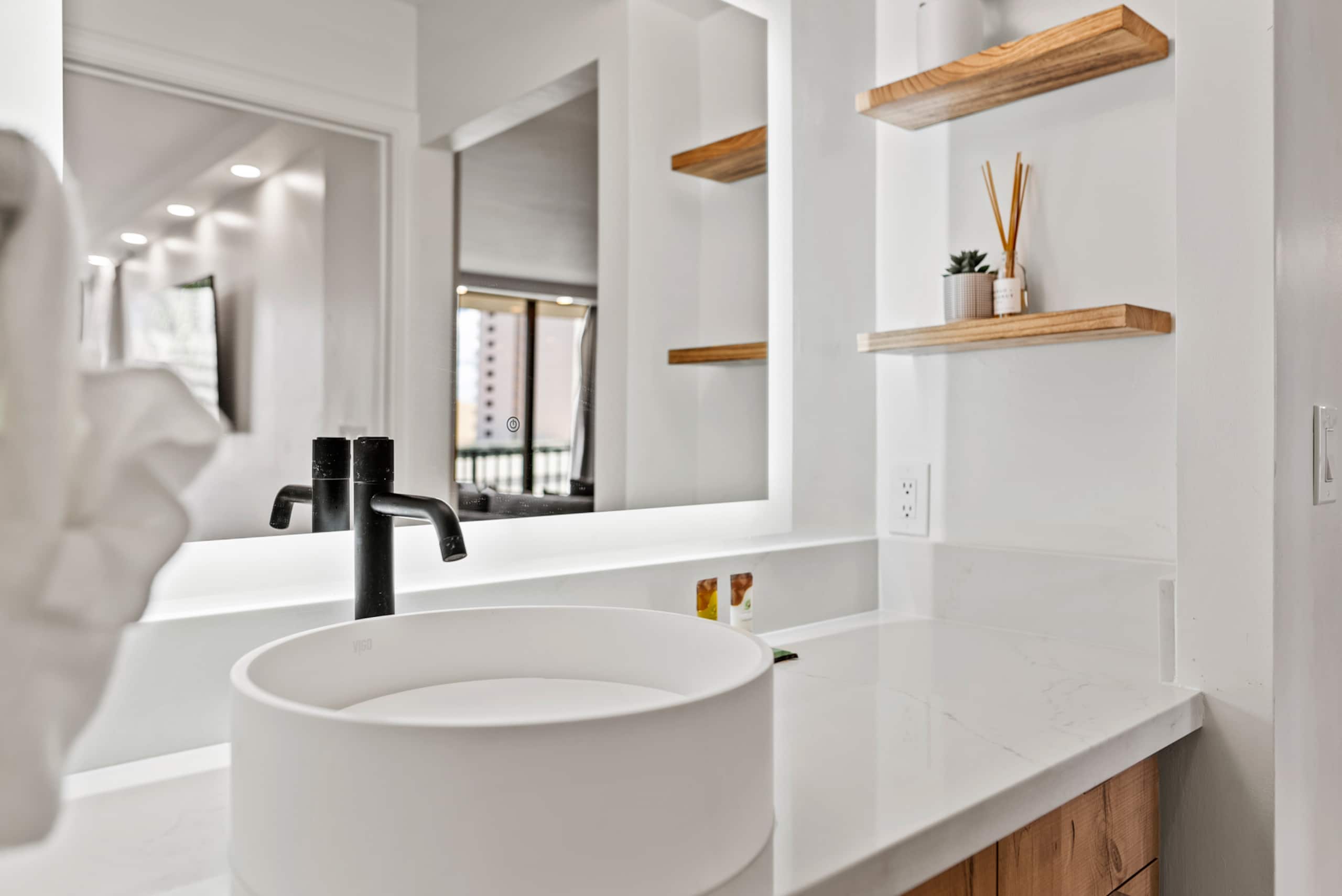 Boutique 1bdrm w/Free Parking - Image 13