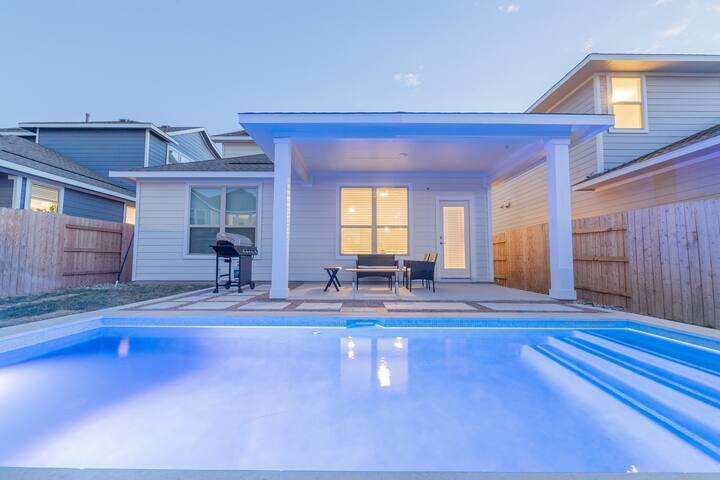 4BR/3.5BH Private Pool: 5M Airport, F1 & 2300 Sqft