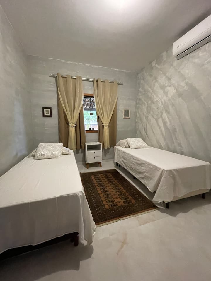 El dormitorio 2 consta de 2 camas dobles individuales y su propio baño. Acceso para discapacitados.
