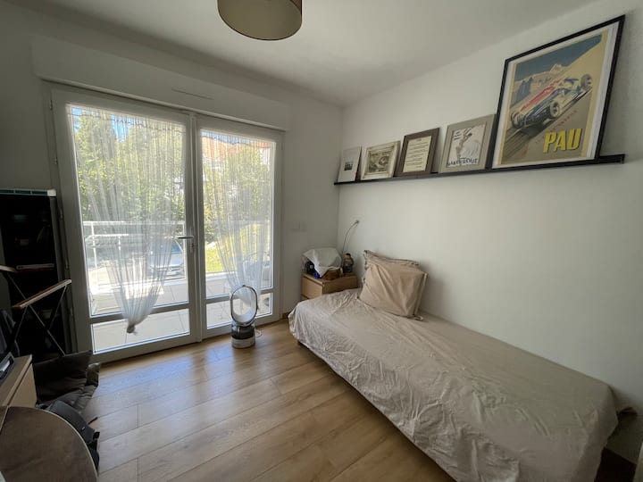 Საძინებელი 2

1 ადამიანის საწოლი
დიდი ოფისი 

აივანი

თეთრეულისთვის, 
განტვირთვისთვის (მზის კუთხე შუადღისას) 