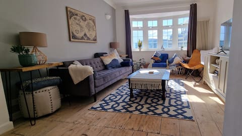 Successful Airbnb property: The Blue house on the wall in Hythe And Dibden