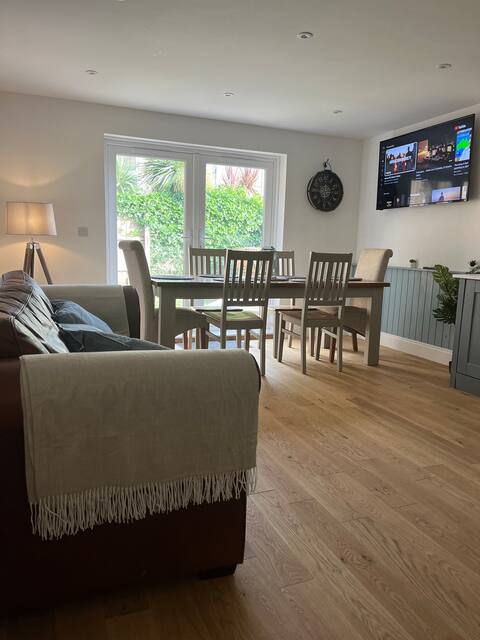 Beautifully Renovated 3 Bedroom Detached House