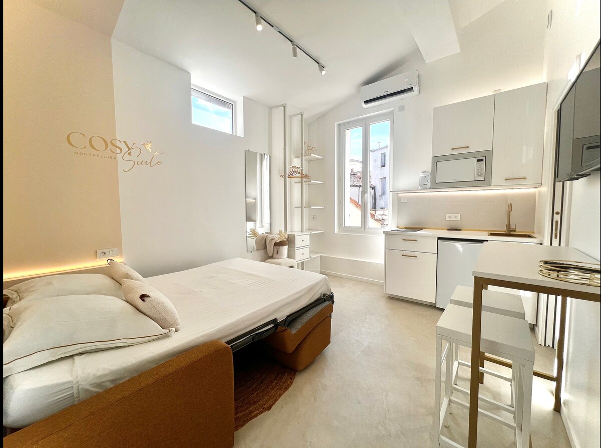 سرير مريح (140 × 200)، مكشوف من أريكة إيطالية أنيقة، لليالي الهادئة.