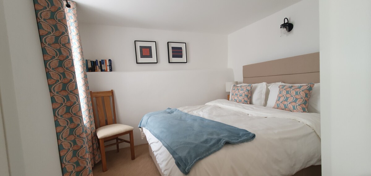 King sized bed with orthapedic matress in cosy and light & airy bedroom