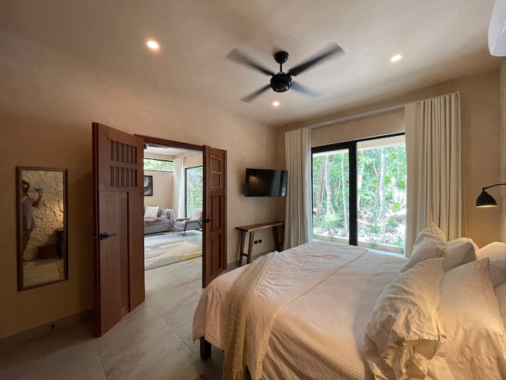 Kitanda cha starehe cha ukubwa wa kifalme kilicho na televisheni ya skrini tambarare yenye mwonekano mzuri wa msitu .  Zima mapazia kwa ajili ya kulala katika faragha.  Kiyoyozi baridi sana kinaruhusu usingizi mzuri wa usiku.