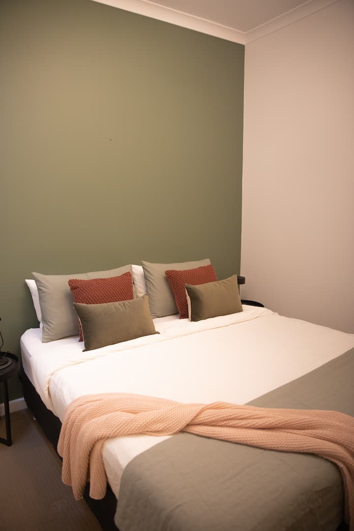 De grote slaapkamer biedt een rustige ruimte om je hoofd te laten rusten.  Het heeft een kingsize bed of kan worden opgemaakt als twee eenpersoonsbedden.