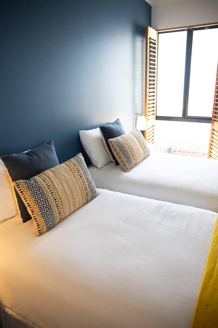 De tweede slaapkamer, met uitzicht op het balkon, heeft twee zachte enkele bedden en kan indien nodig ook als kingsize bed worden opgemaakt.