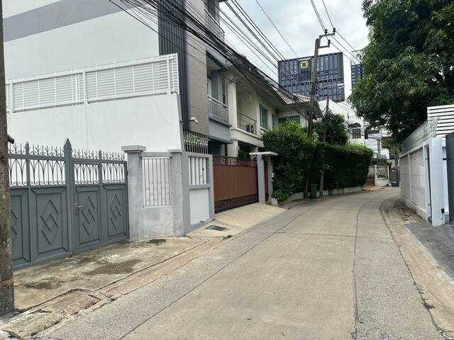 Sukhumvit/市中心花園私密獨棟5房帶泳池/BTS輕軌步行2分鐘/預定3天接機服務 gallery image 4