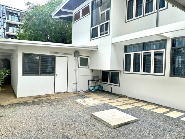 Sukhumvit/市中心花園私密獨棟5房帶泳池/BTS輕軌步行2分鐘/預定3天接機服務 gallery image 5