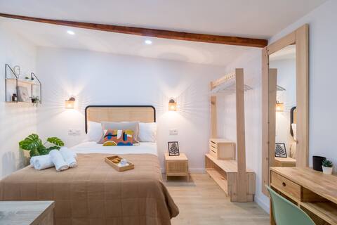 Walk to the beach and to the city centre!