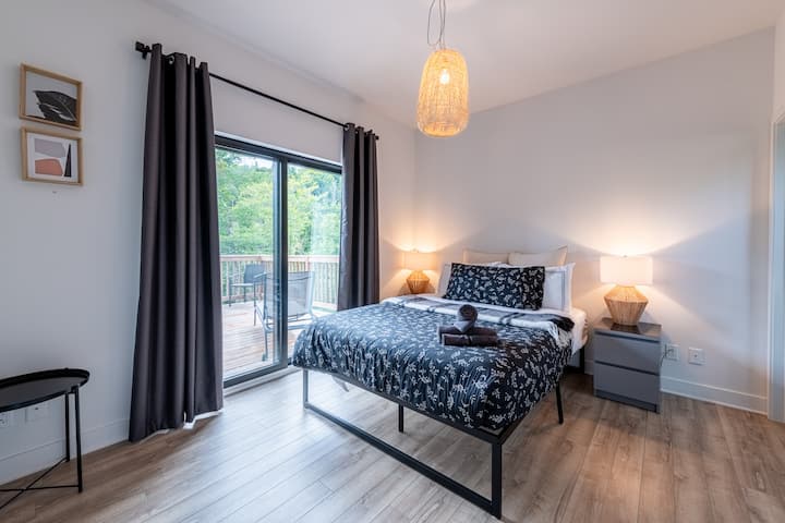 Queen room (ground floor) with patio door and balcony + bathroom