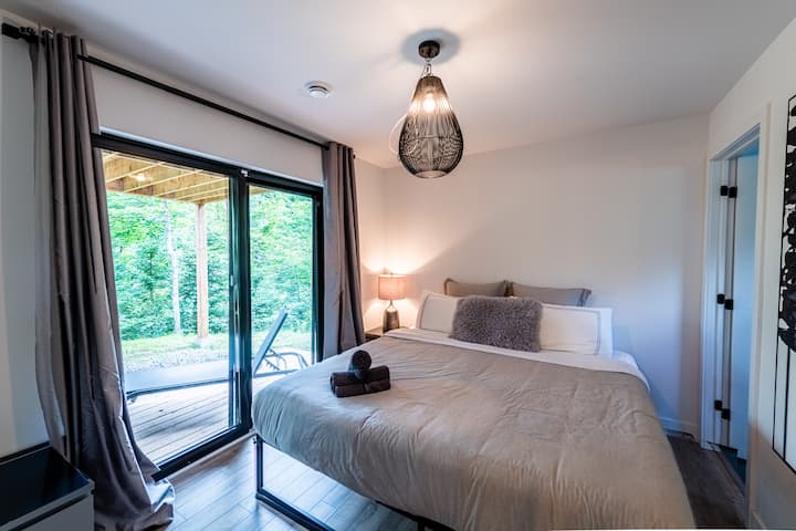 King Room (Garden Ground floor) With patio door and en-suite bathroom.
