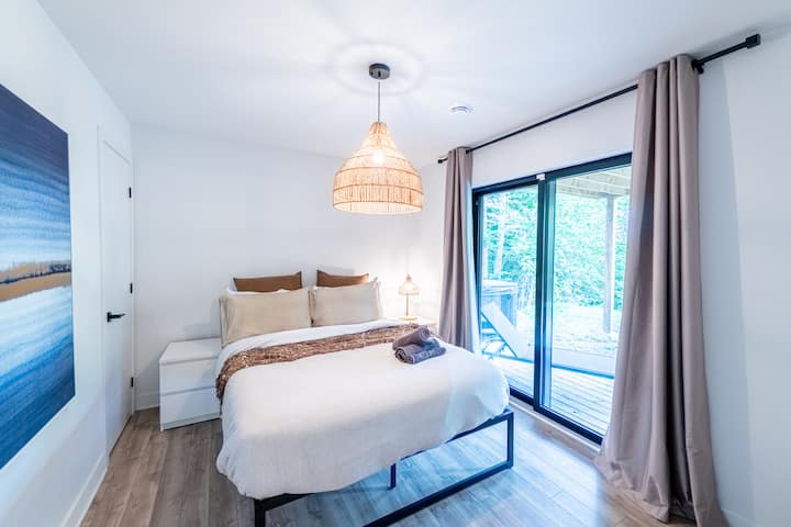 Queen room (garden floor) with patio door and direct access to the spa. Shared bathroom.