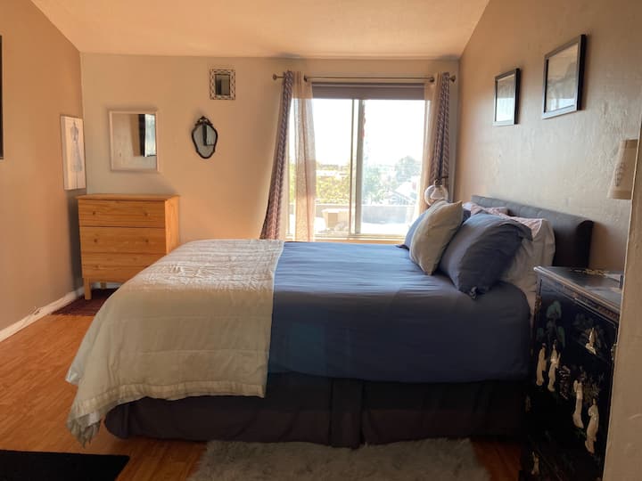 Спалнята е светла и просторна. Можете да се отпуснете на удобния матрак Queen Sealy. Това е чудесно място да четете или гледате любимото си шоу на 65 - инчовия смарт телевизор Visio! 