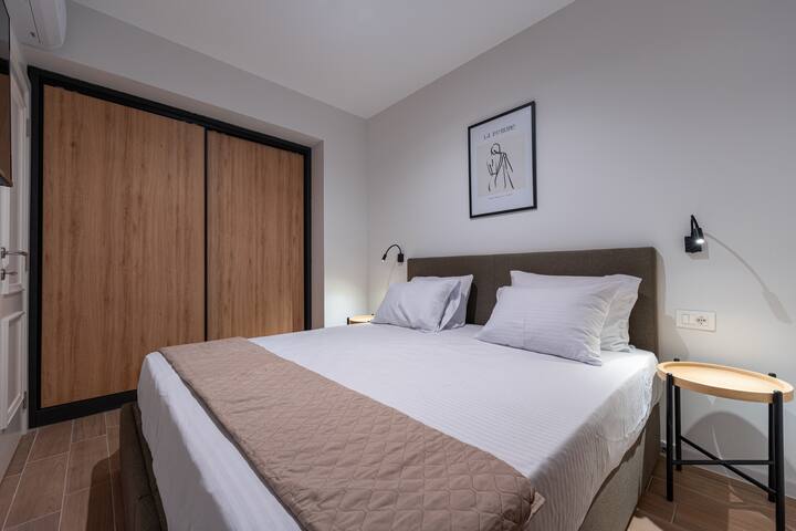 ห้องนอนที่สะดวกสบายพร้อมตู้เสื้อผ้าขนาดใหญ่ 