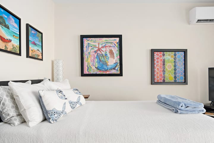 งานศิลปะ Puertorican ดั้งเดิมประดับผนัง  เตียงเป็นหมอนสุดหรูขนาดควีนไซส์แสนอร่อยพร้อมหมอนเมมโมรี่โฟม  คุณจะฝันถึงค่ำคืนแห่งแคริบเบียน  ทุกอย่างเกี่ยวกับเตียงและที่นี่ที่วิลล่าของฉันไม่เพียงแต่ฉันจะได้รับสิ่งนั้นฉันทำอย่างนั้น!