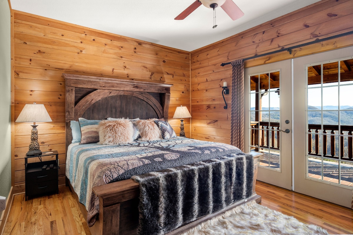 Chumba cha kulala cha Ukubwa wa King kwenye ngazi kuu ya nyumba ya mbao.